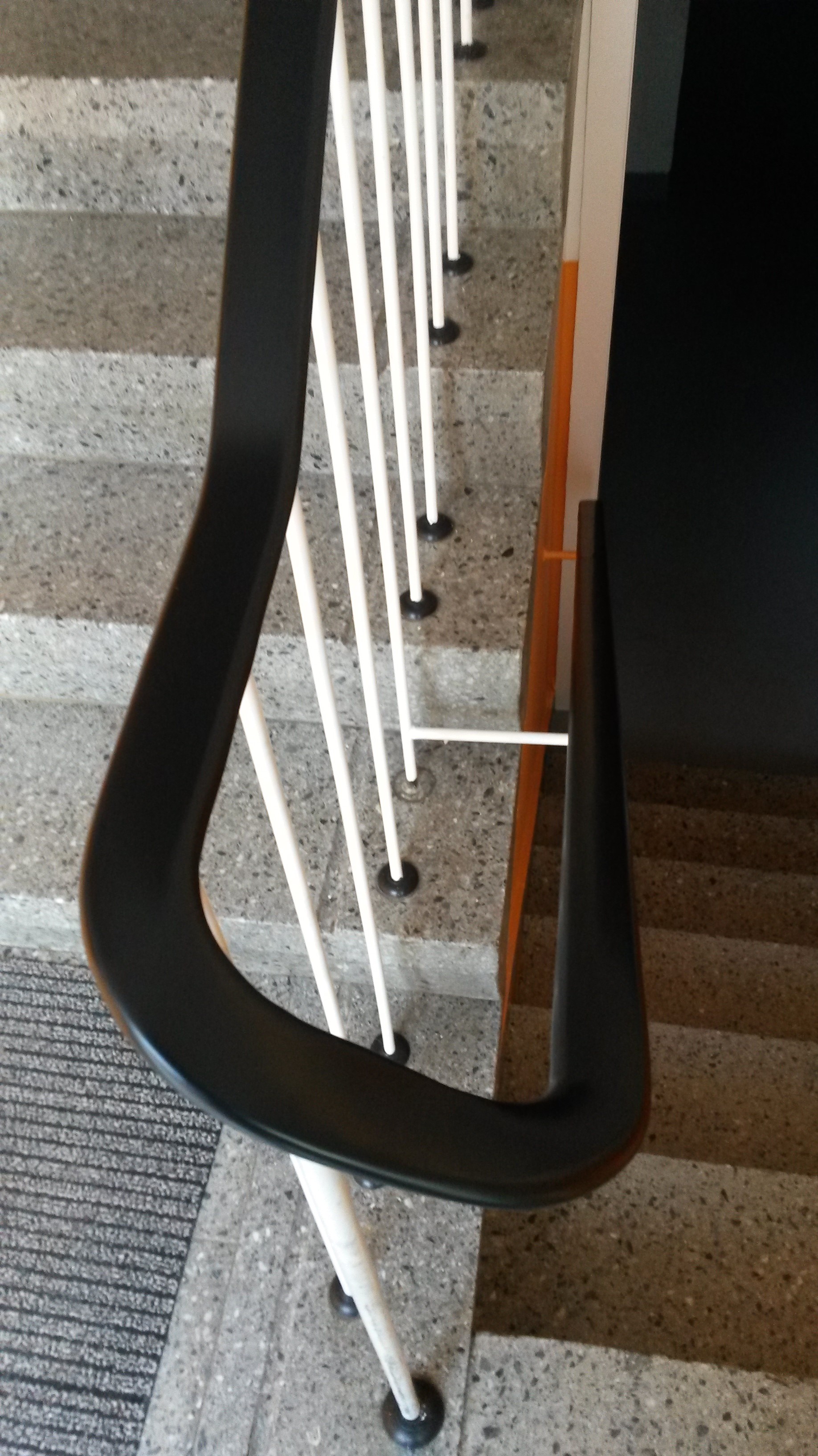 Handlauf aus Kunststoff an einer geraden Treppe, Flachhandlauf F 408, Farbe Schwarz