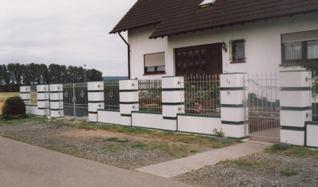 Hoftor zwischen gemauerten Stützen