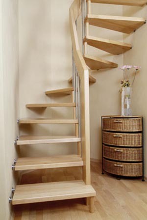 Holztreppe auf kleinem Raum