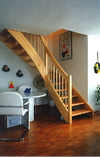 Holztreppe eingestemmt mit Holzgeländer