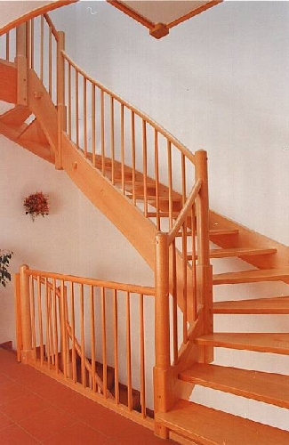 Holztreppe eingestemmt mit runden Pfosten und Handlauf