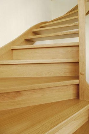Holztreppe mit eingestemmten Stufen