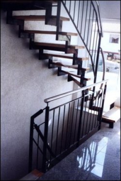 Innengeländer als Metallgeländer an einer Zweiholmtreppe, diese Zweiholmtreppe ist als Metalltreppe ausgeführt, das Treppengeländer besitzt zu seinen senkrechten Stäben noch einen Handlauf aus Edelstahl