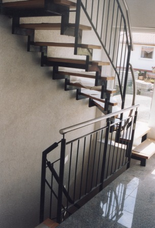 Innengeländer als Metallgeländer an einer Zweiholmtreppe , Treppengeländer mit senkrechten Stäben und einem Edelstahlhandlauf, die Zweiholmtreppe ist mit Holzstufen belegt