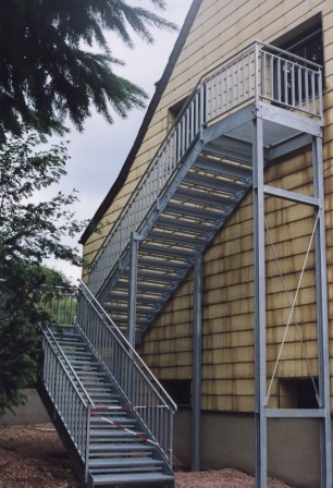 Podesttreppe als Rettungstreppe für die Feuerwehr, diese Metalltreppe ist mit dem Metallgeländer eine Hilfe für die Rettung bei Brandfällen