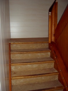 Podesttreppe vor der Treppenrenovierung Ralf e