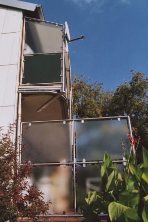 Sichtschutzelement an zwei übereinander liegenden Balkonen