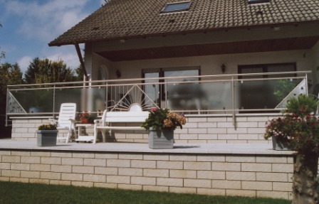 Sichtschutzelement in Edelstahl mit einer Geländerfüllung aus Glas und Lochblech