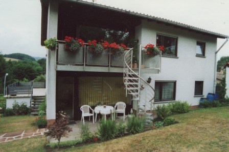 Sichtschutzelement mit einer Treppe in den Garten und einer blickdichten Füllung zum Balkon