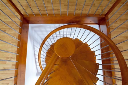 Spindeltreppe in Holz und Edelstahl