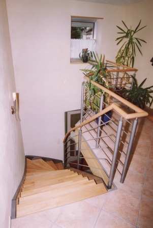 Stahlgeländer mit einem Holzhandlauf als Treppengeländer , gleiches Geländer als Brüstungsgeländer