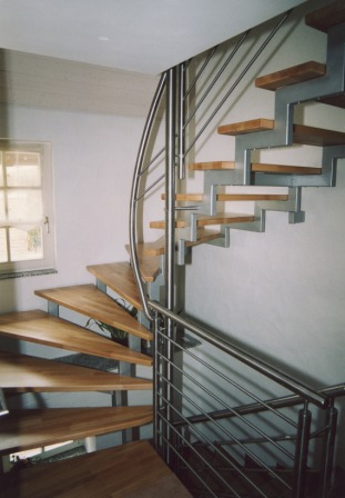 Stahlgeländer mit mitlaufenden Stäben und Edelstahlhandlauf als Treppengeländer an einer Zweiholmtreppe