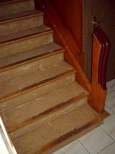 Treppe vor der Treppenrenovierung