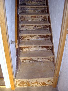 Treppenrenovierung an einer Treppe zwischen zwei Wänden