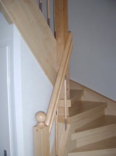 Treppenrenovierung in hellem Holz