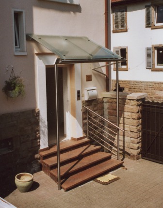 Vordach mit zwei Stützen am Hauseingang