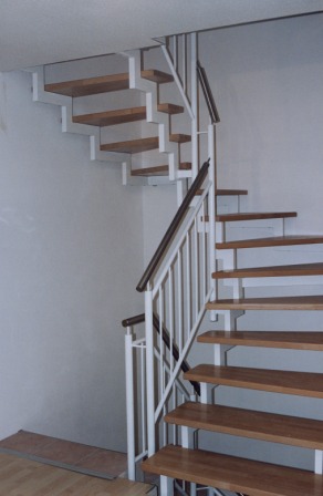 Zweiholmtreppe als Metalltreppe 1/2 gewendelte Ausführung, mit massiven Holzstufen und einem Stahlgeländer