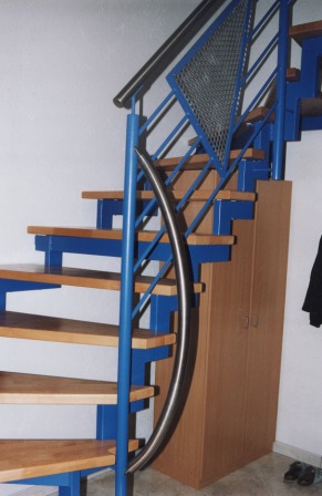 Zweiholmtreppe in blau als Metalltreppe mit Edelstahl Ornament