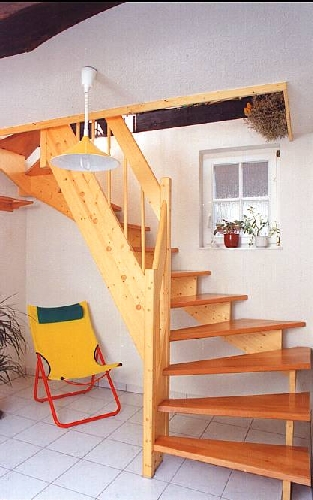 eingestemmte - aufgesattelte Holztreppe