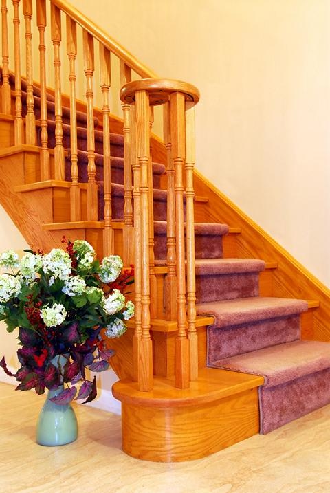 helle lackierte Holztreppe mit Stoff bzw Teppich
