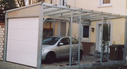 Überdachung an einer Einfahrt mit vorderem Rolltor als Carport in Stahl feuerverzinkt